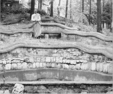 Bhante Nyanavimala an der Schlangenmauer (1969) / Bhante Nyanavimala next the Snake-wall (1969) - Die &quot;Schlangenmauer&quot; soll symbolisch die vier Versenkungen darstellen.The &quot;snake-wall&quot; to symbolically represent the four sinkings.