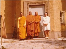An der Eingangstür (1972) / At the entrance door (1972) - Ven. Dhammananda; Ven. Ñânavimala; Ven. Dikwela Piyananda; Mrs. Pfannschmidt